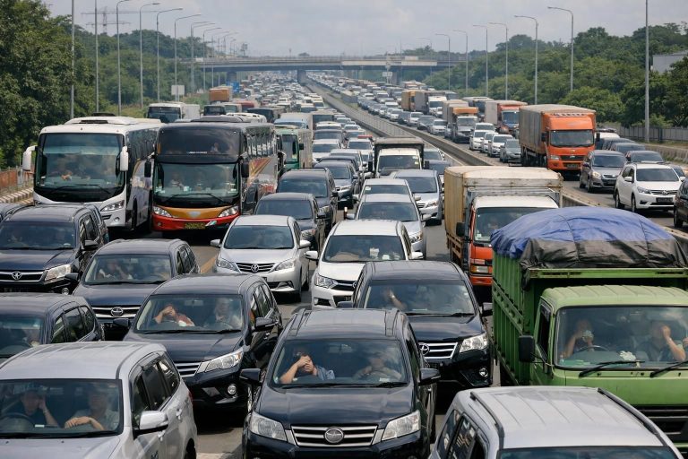 perjalanan dari bekasi ke tol cikampek memakan waktu 5 jam, pemudik mengeluhkan kemacetan luar biasa. catatan baru kemacetan akhirnya terpecahkan.