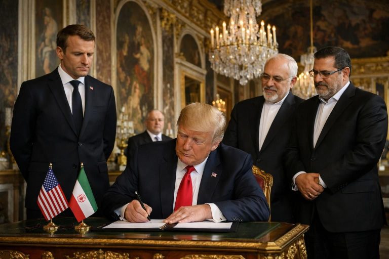 momen bersejarah saat trump menandatangani mou perdamaian dengan iran, disaksikan macron di istana versailles, menandai langkah penting dalam hubungan internasional.