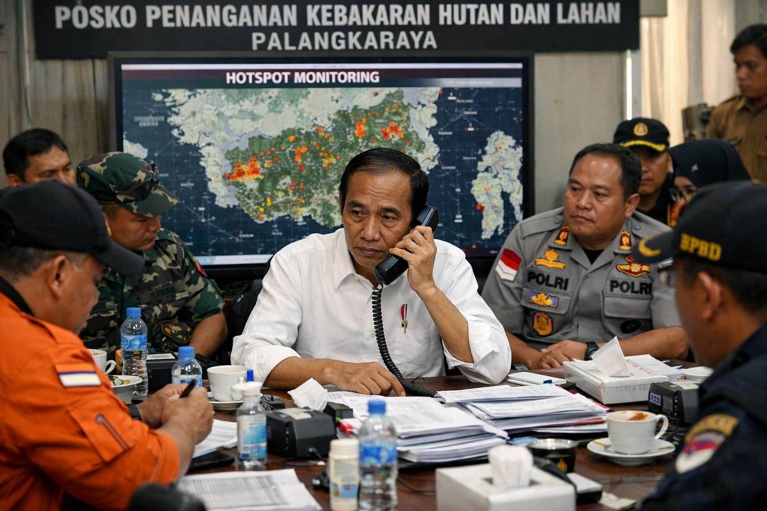 detik-detik prabowo menelepon saat rapat, mengajukan permintaan tambahan peralatan untuk penanganan kebakaran hutan dan lahan (karhutla) secara segera dan efektif.