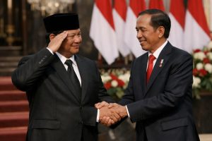setelah menyampaikan pidato, prabowo menunjukkan rasa hormat dengan berjabat tangan hangat bersama jokowi, menandai momen kebersamaan yang penting.