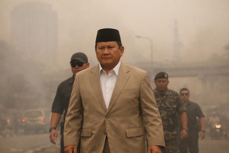 setibanya di pekanbaru, prabowo disambut kabut asap pekat yang disebabkan oleh kebakaran hutan dan lahan, mencerminkan tantangan lingkungan serius di wilayah tersebut.